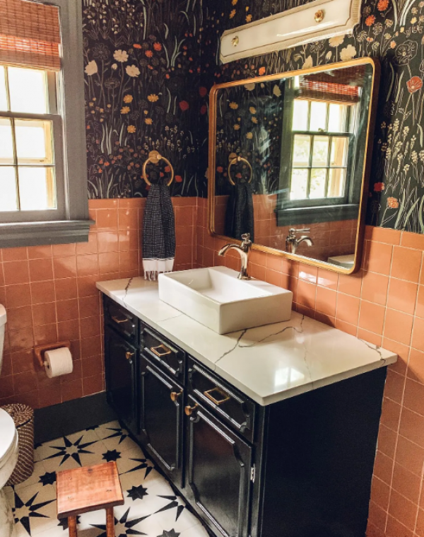 Kamar mandi dengan desain retro dan aksen warna-warni